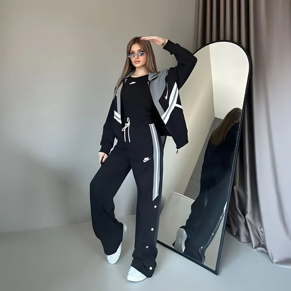 سوت Everyday Set أمام المرآة — طقم رياضي نسائي أسود وأبيض شيك