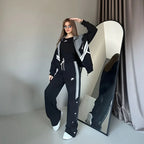 سوت Everyday Set أمام المرآة — طقم رياضي نسائي أسود وأبيض شيك
